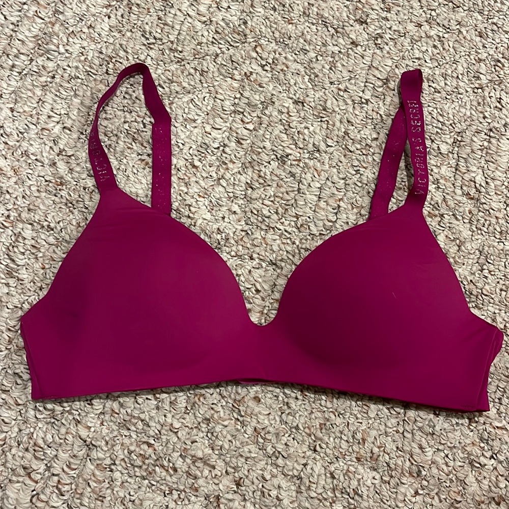 Victoria’s Secret wireless bra. Lightly lined. Size: 36B.
